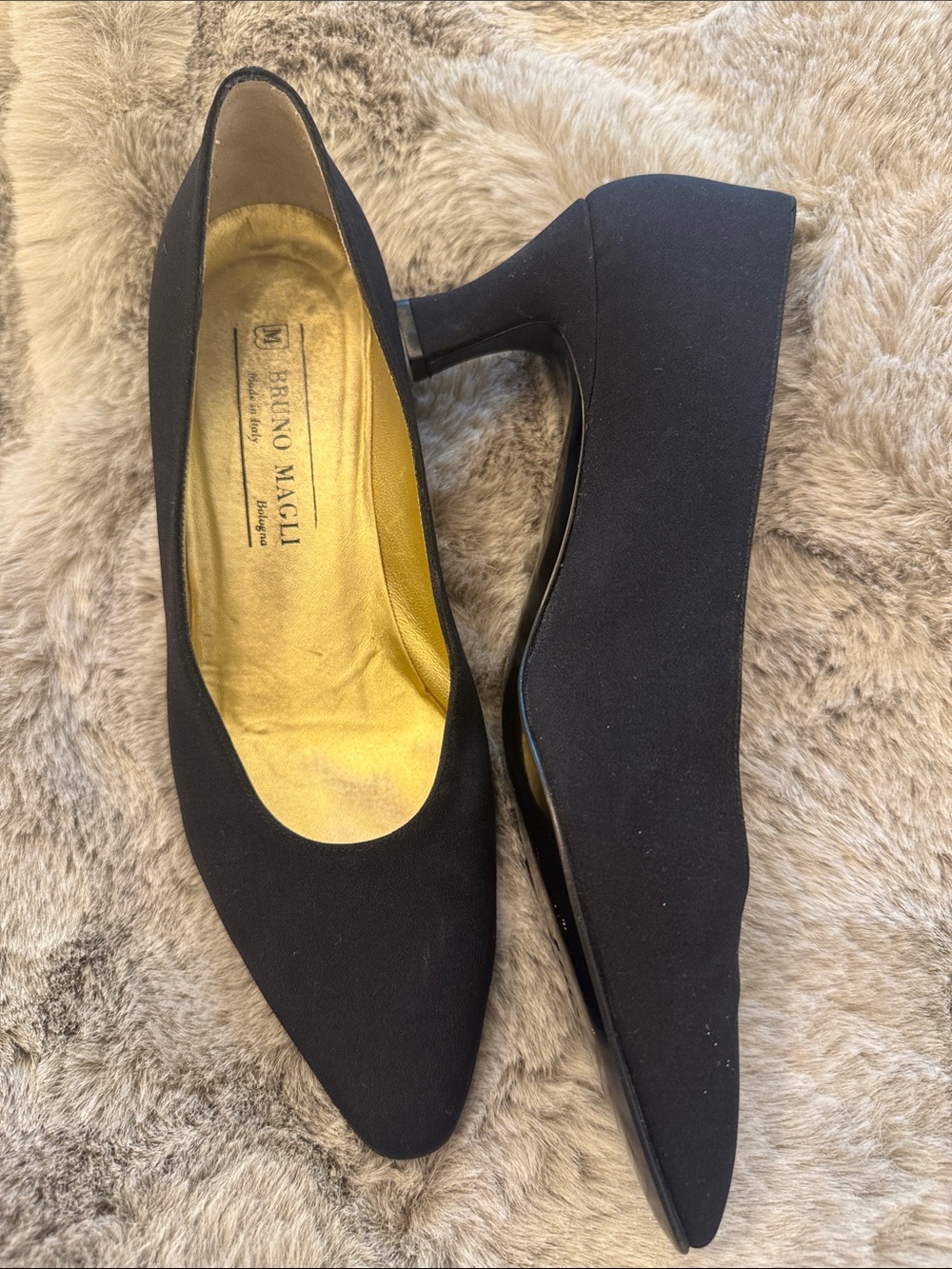 These are vintage Bruno Magli black fabric pumps made in Bologna, Italy - Picture 4 of 10